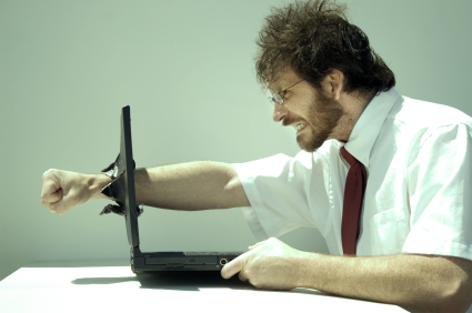 Frustrated customer expressing dissatisfaction with a laptop, emphasizing challenges in finding help online.